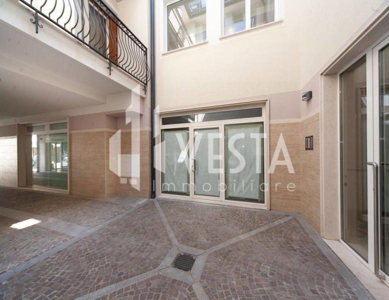 negozio in vendita a Barzanò