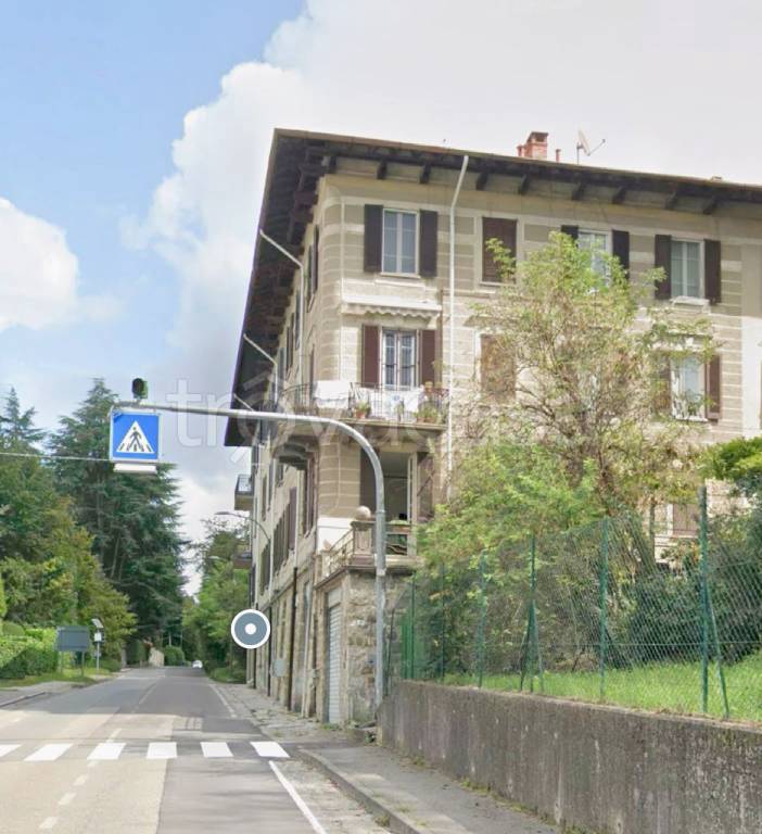 locale commerciale in vendita a Barzanò