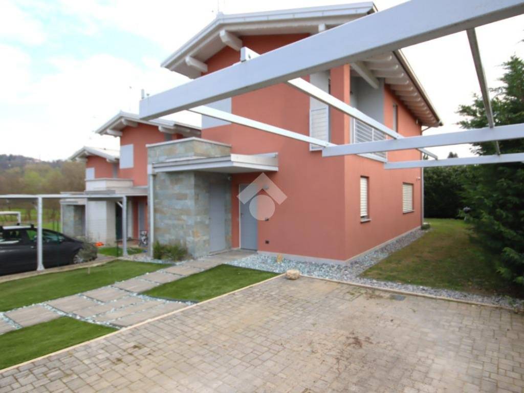 casa indipendente in vendita a Barzanò