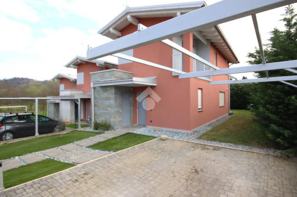 casa indipendente in vendita a Barzanò