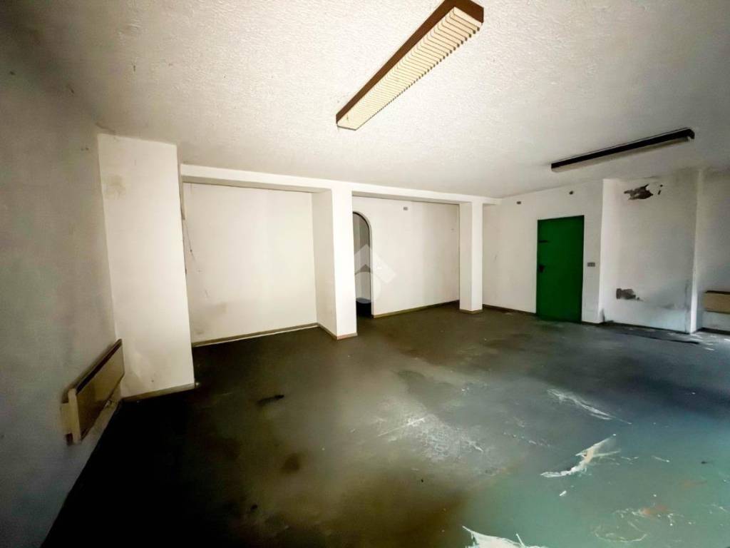 locale commerciale in vendita a Barzanò