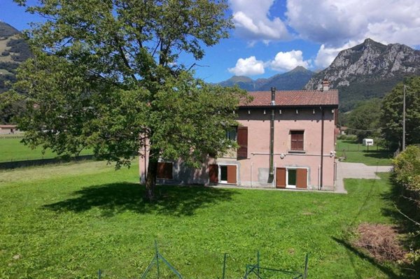 casa indipendente in vendita a Barzio