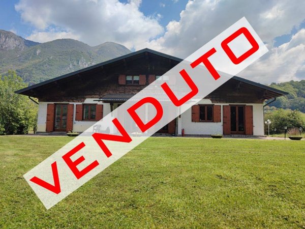 villa in vendita a Barzio in zona Concenedo