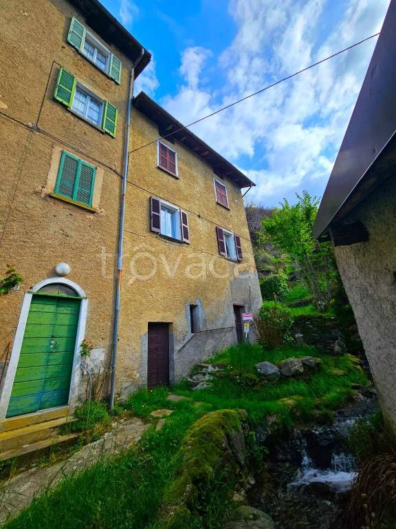 casa indipendente in vendita a Bellano in zona Lezzeno