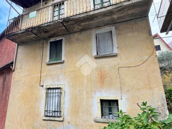 casa indipendente in vendita a Bellano in zona Lezzeno