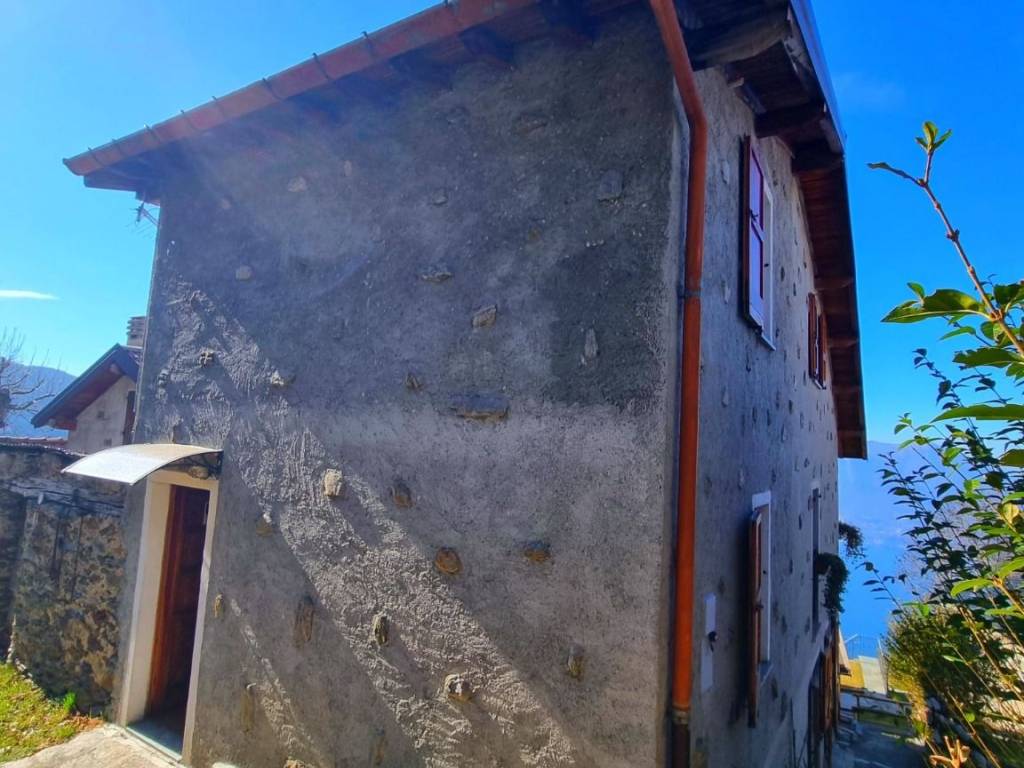 casa indipendente in vendita a Bellano