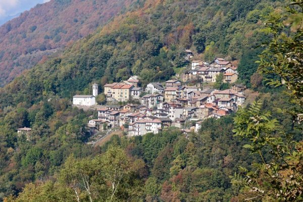 casa indipendente in vendita a Bellano in zona Noceno