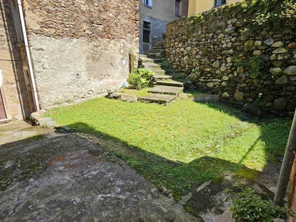 appartamento in vendita a Bellano in zona Lezzeno