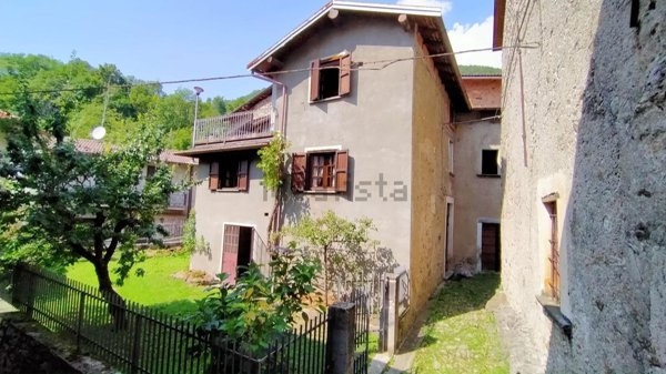 casa indipendente in vendita a Bellano in zona Comasira