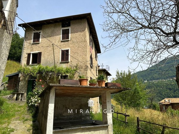 casa indipendente in vendita a Bellano in zona Pennaso