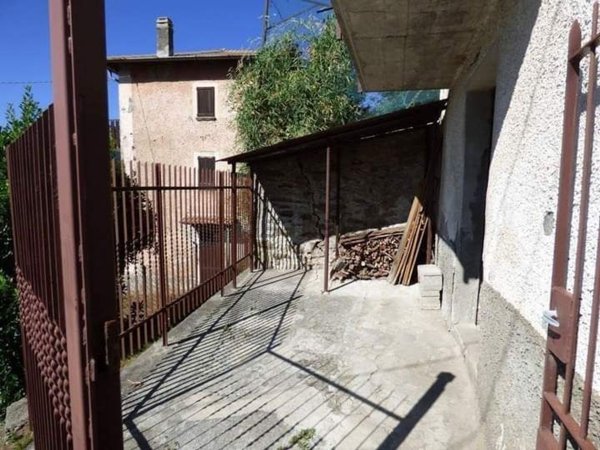 casa indipendente in vendita a Bellano in zona Mornico