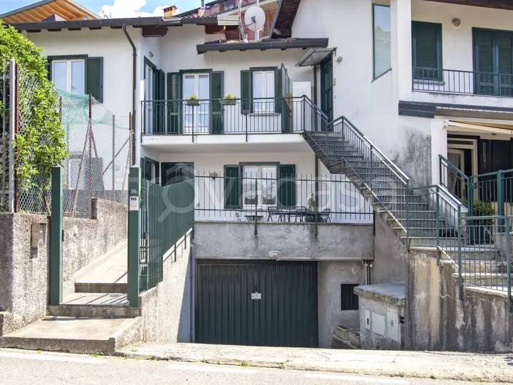 casa indipendente in vendita a Bellano in zona Bonzeno