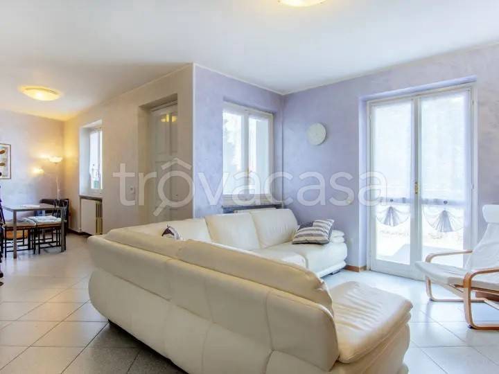 casa indipendente in vendita a Bellano in zona Bonzeno