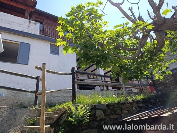 casa indipendente in vendita a Bellano in zona Camaggiore