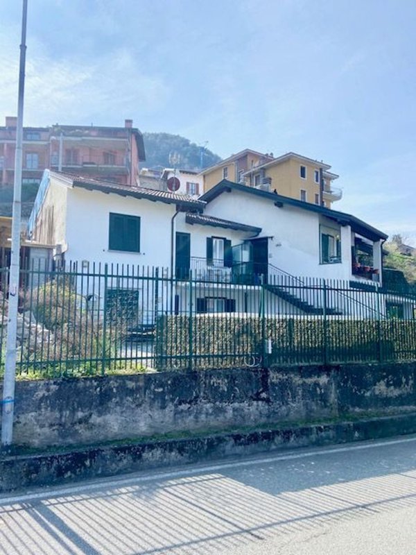 casa indipendente in vendita a Bellano in zona Bonzeno