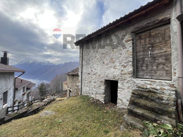 casa indipendente in vendita a Bellano in zona Mornico