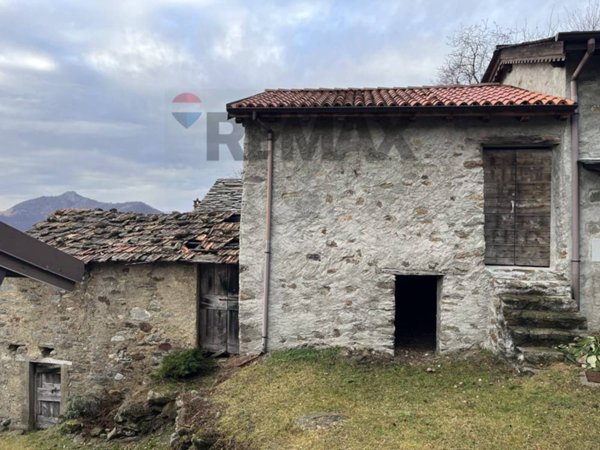 casa indipendente in vendita a Bellano in zona Sanico
