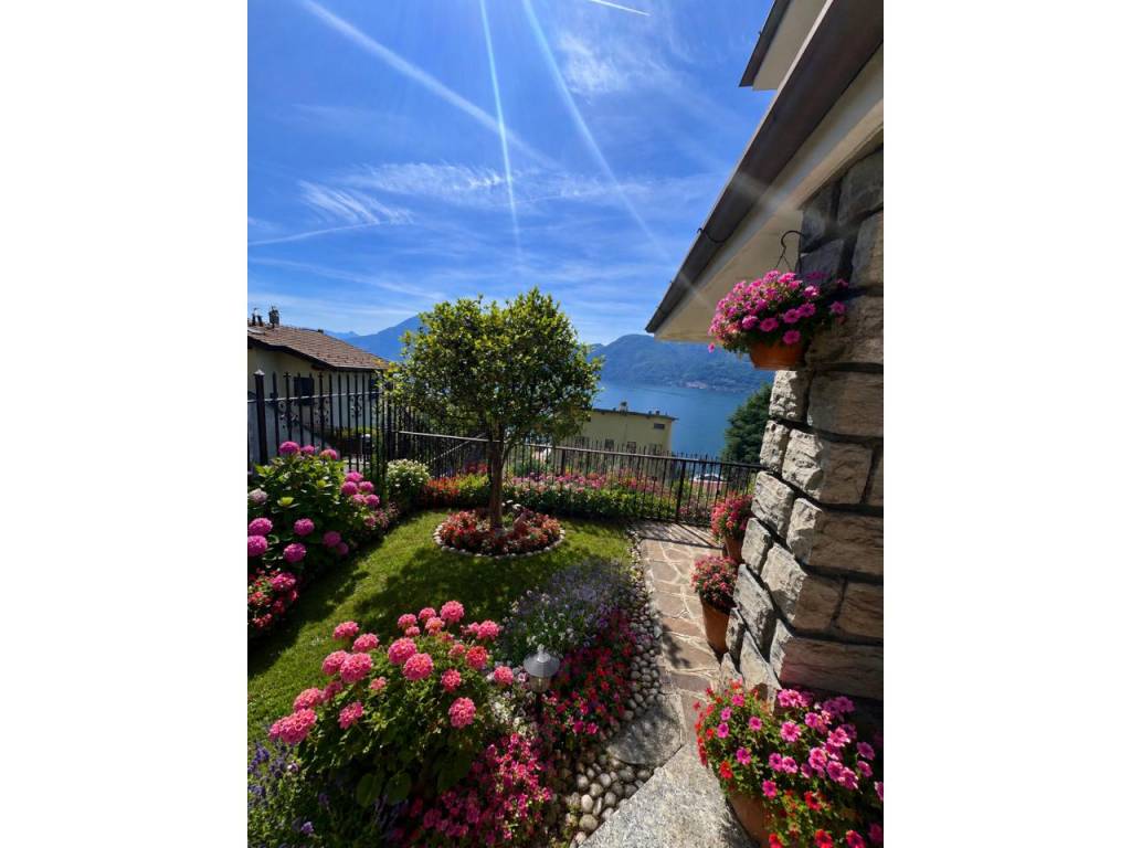 casa indipendente in vendita a Bellano in zona Lezzeno