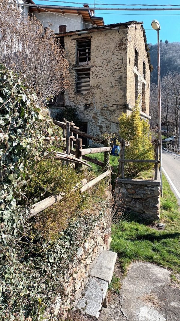 casale in vendita a Bellano in zona Mornico