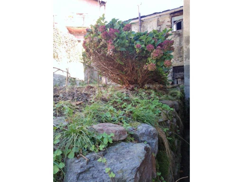 casa indipendente in vendita a Bellano in zona Inesio