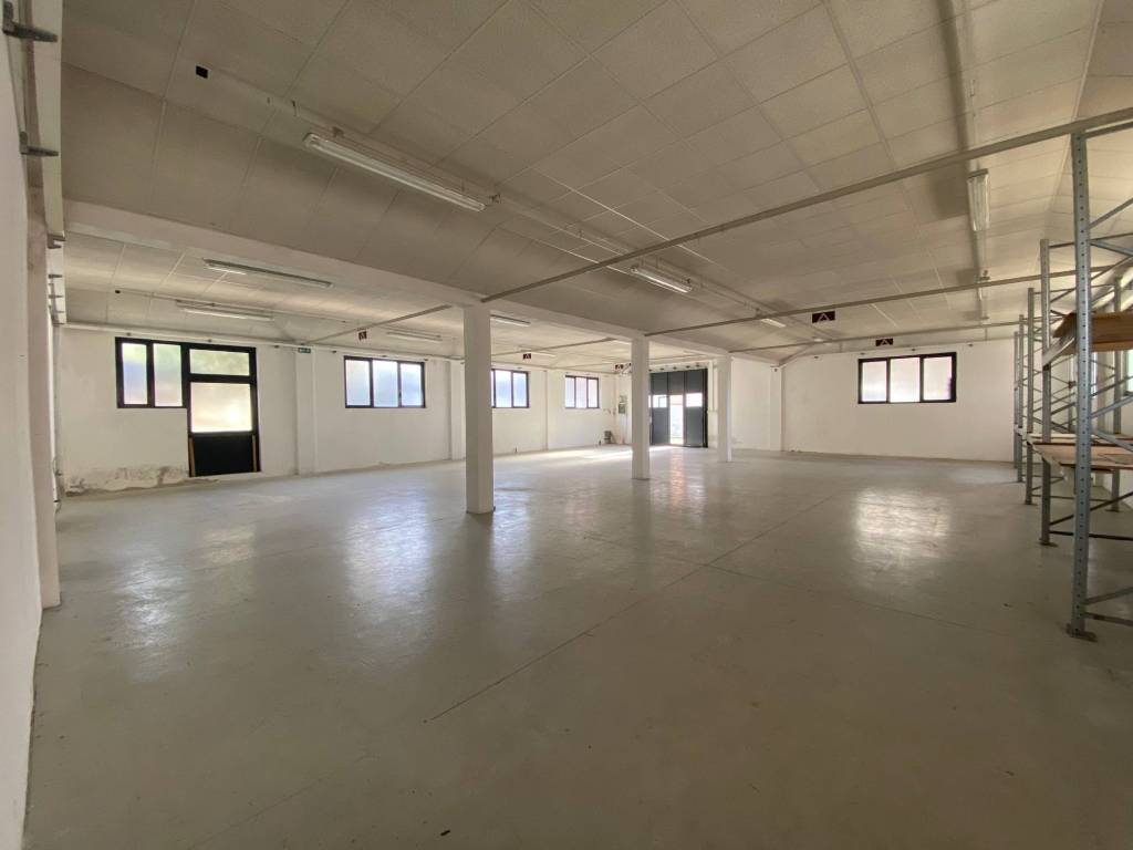 locale commerciale in vendita a Brivio