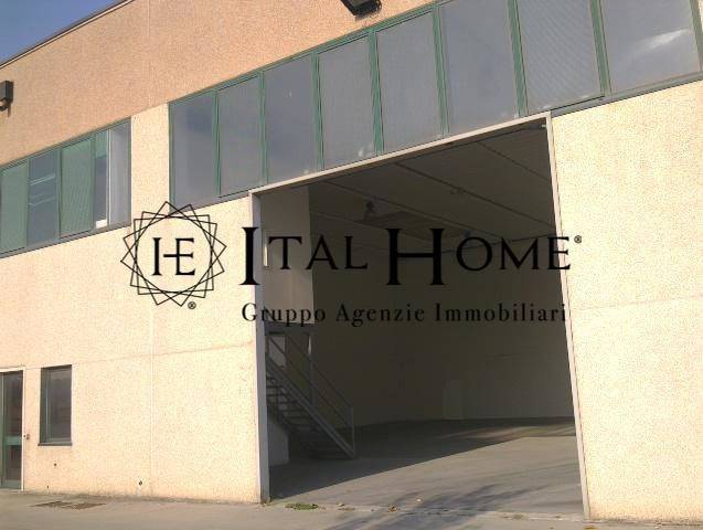 locale commerciale in vendita a Brivio
