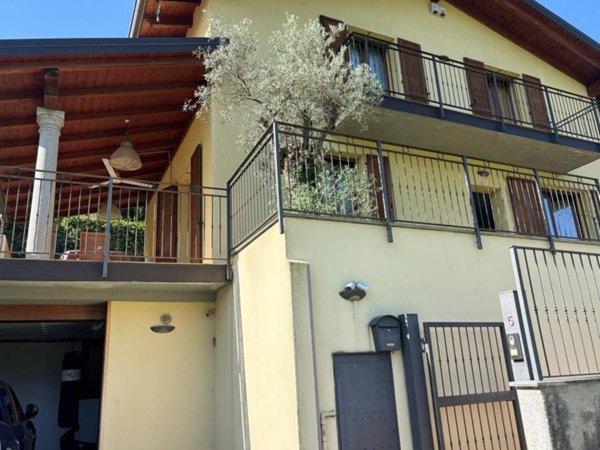 casa indipendente in vendita a Brivio in zona Foppaluera