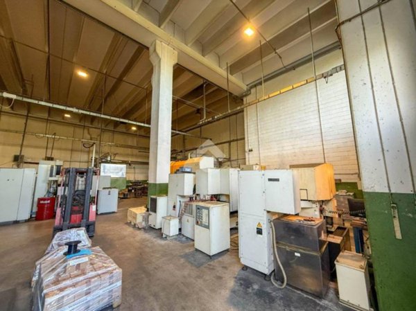 locale commerciale in vendita a Bulciago