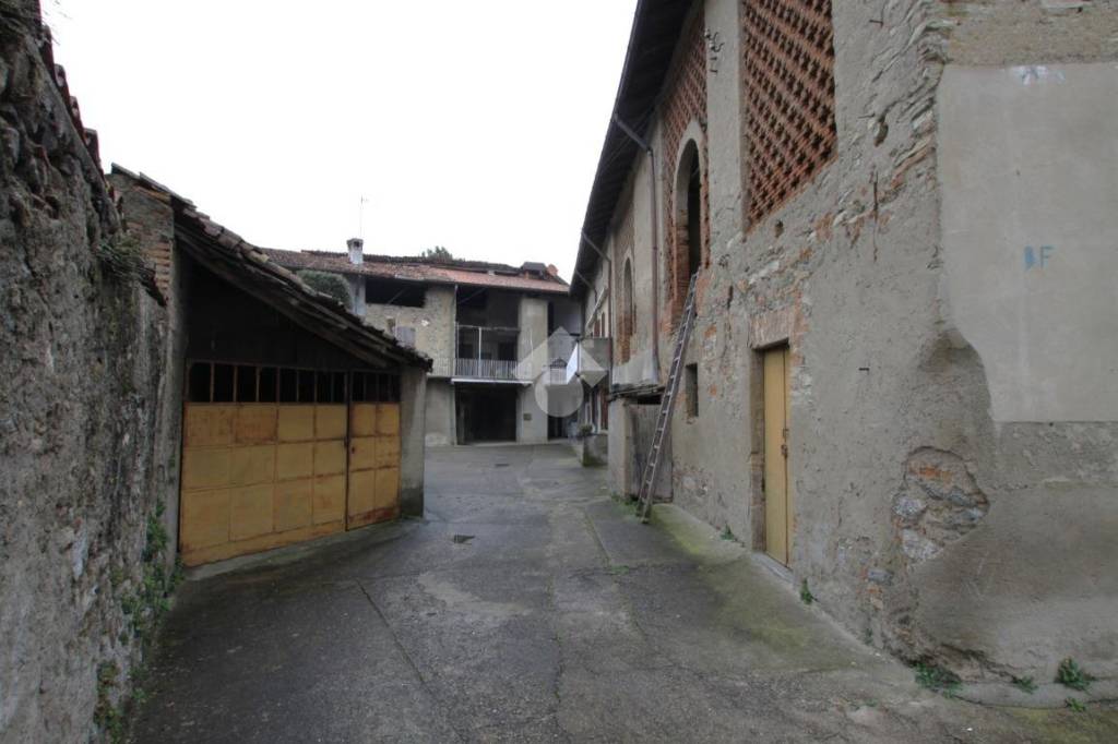 casale in vendita a Bulciago