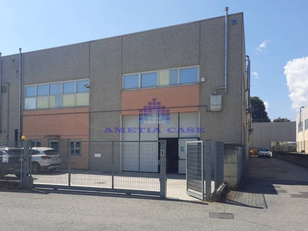 locale commerciale in vendita a Calco