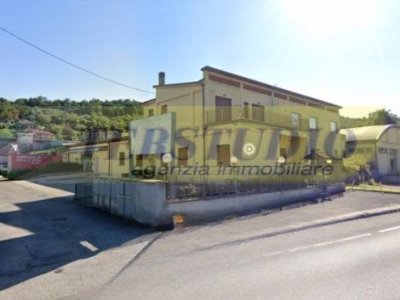 locale commerciale in vendita a Calco