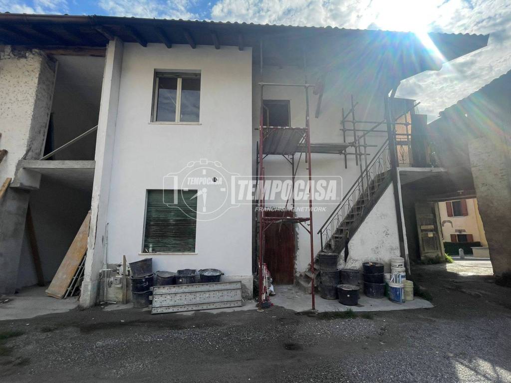 appartamento in vendita a Calco in zona Arlate