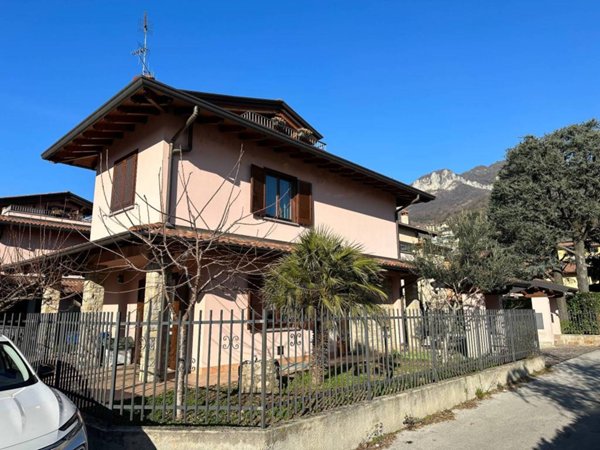 casa indipendente in vendita a Calolziocorte