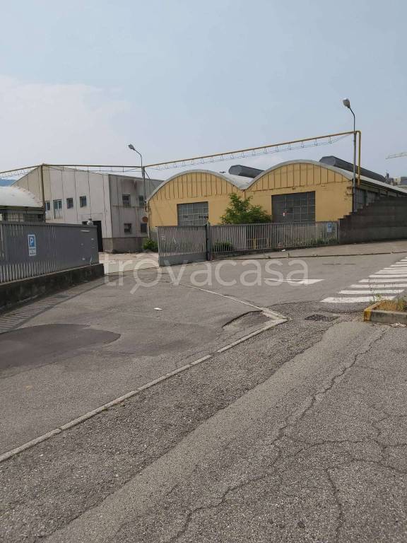 locale commerciale in vendita a Calolziocorte