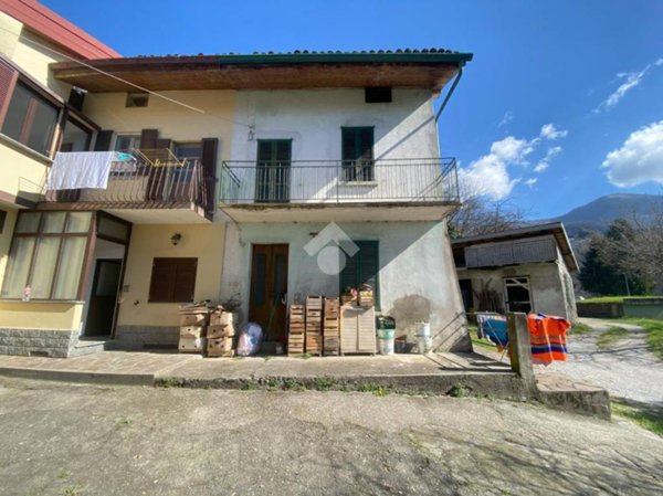 casa indipendente in vendita a Calolziocorte in zona Rossino