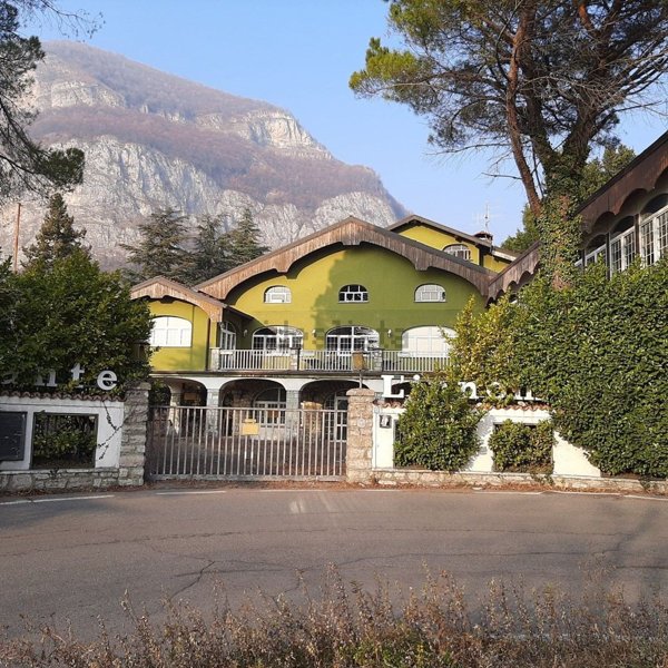 villa in vendita a Calolziocorte in zona Rossino