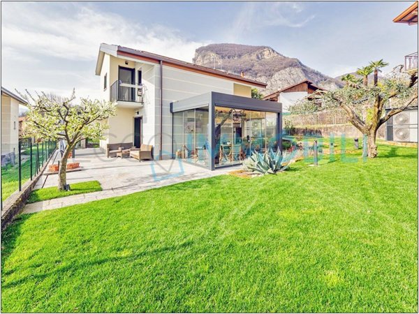 casa indipendente in vendita a Calolziocorte in zona Rossino