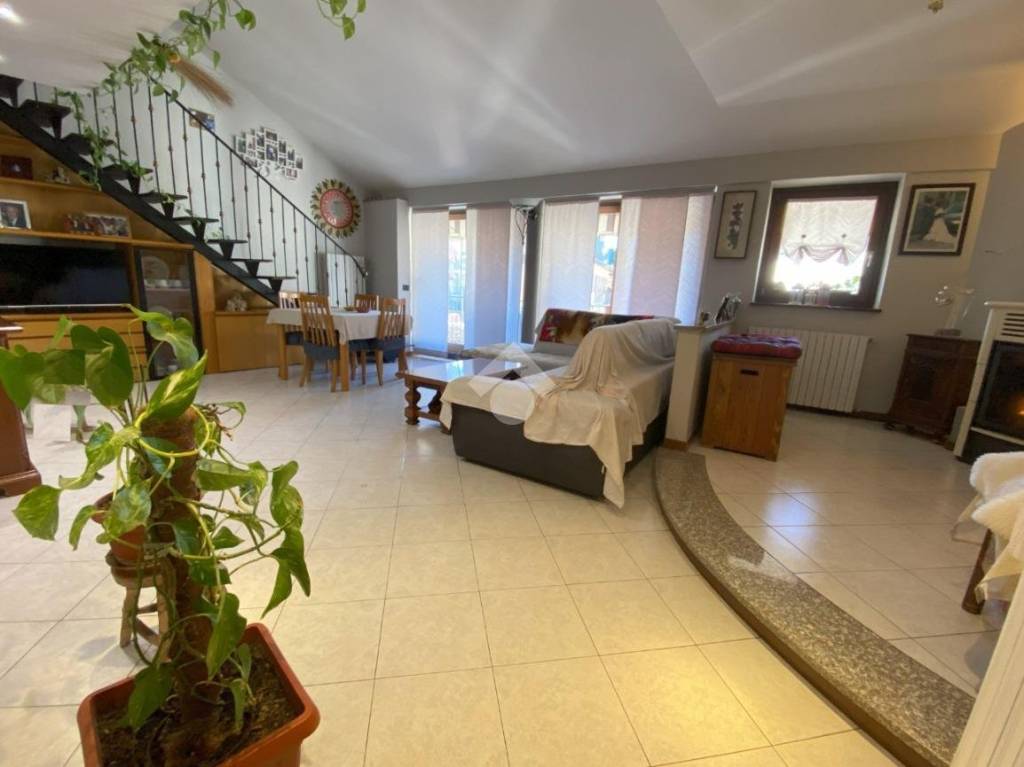 casa indipendente in vendita a Calolziocorte in zona Lorentino