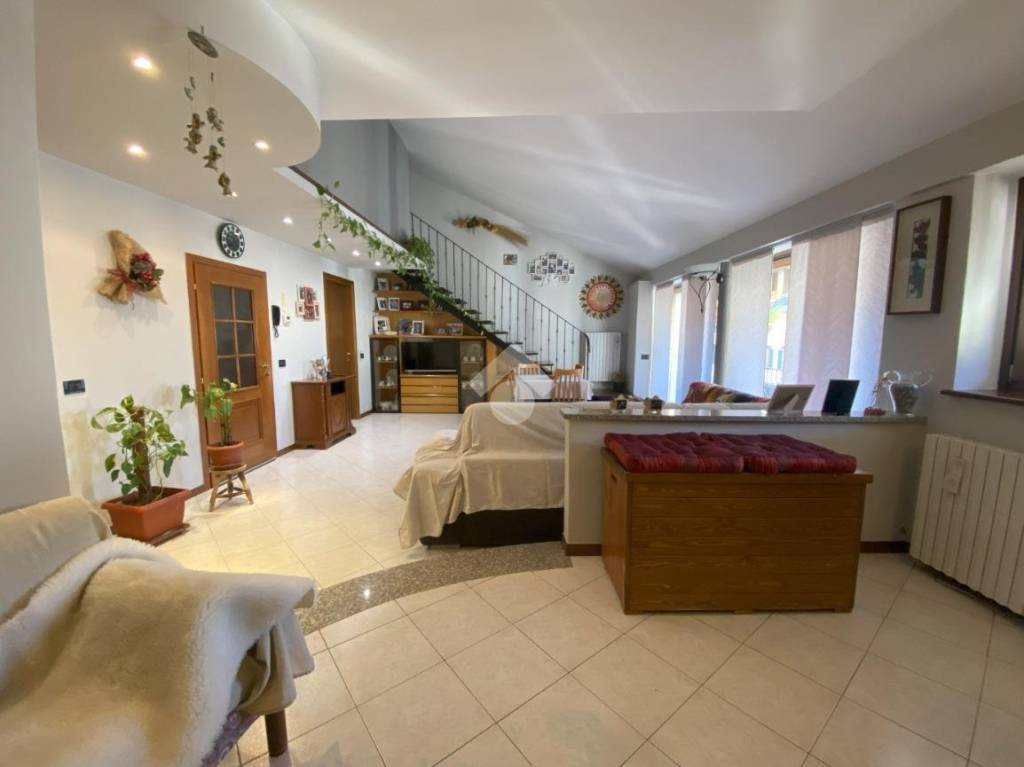 casa indipendente in vendita a Calolziocorte in zona Lorentino