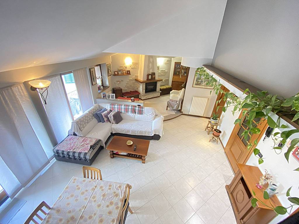 casa indipendente in vendita a Calolziocorte in zona Lorentino