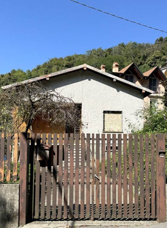 casa indipendente in vendita a Calolziocorte in zona Foppenico