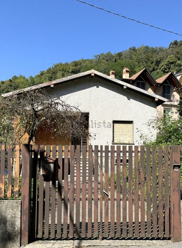 casa indipendente in vendita a Calolziocorte in zona Foppenico