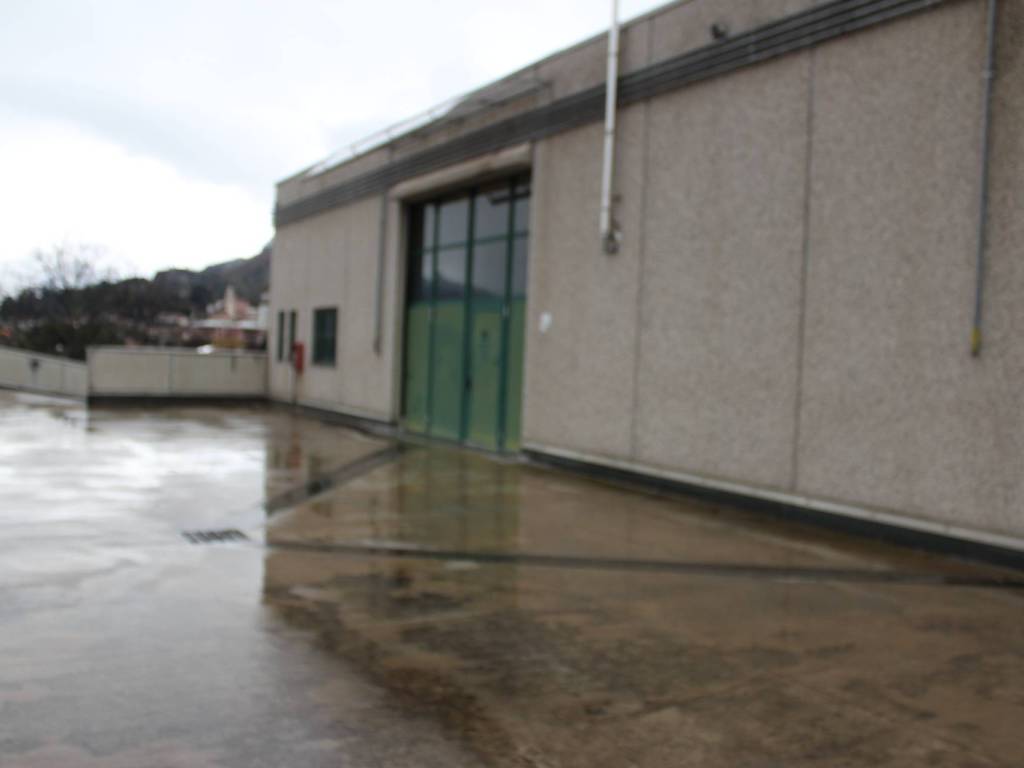 locale commerciale in vendita a Calolziocorte