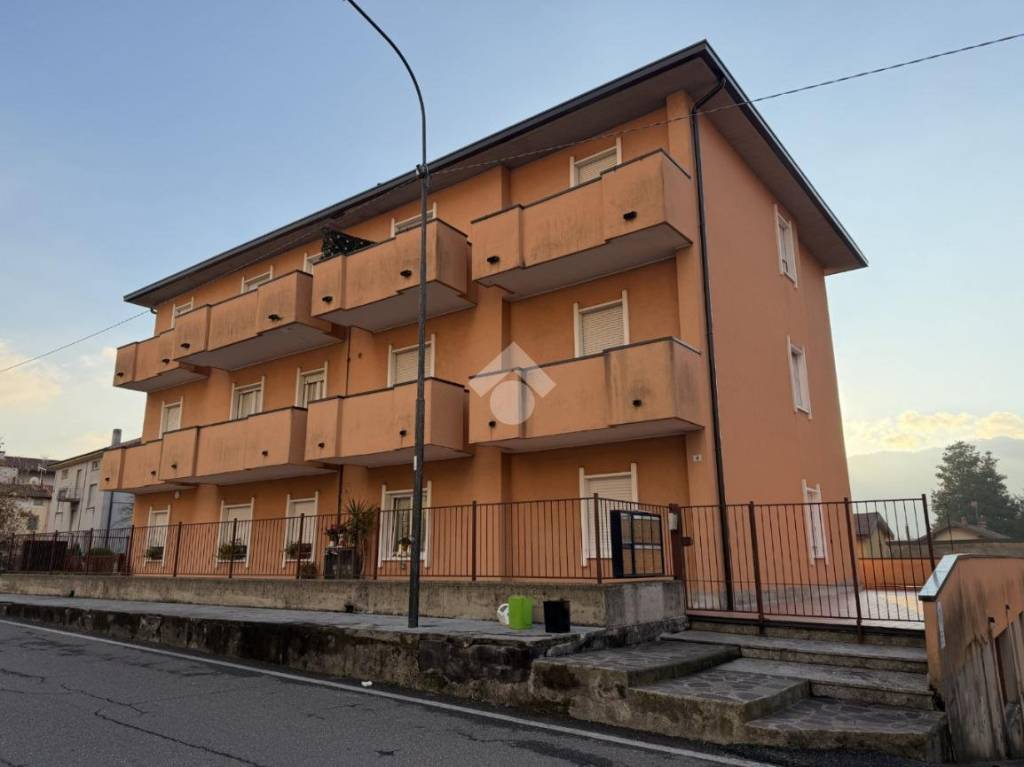 appartamento in vendita a Calolziocorte in zona Foppenico