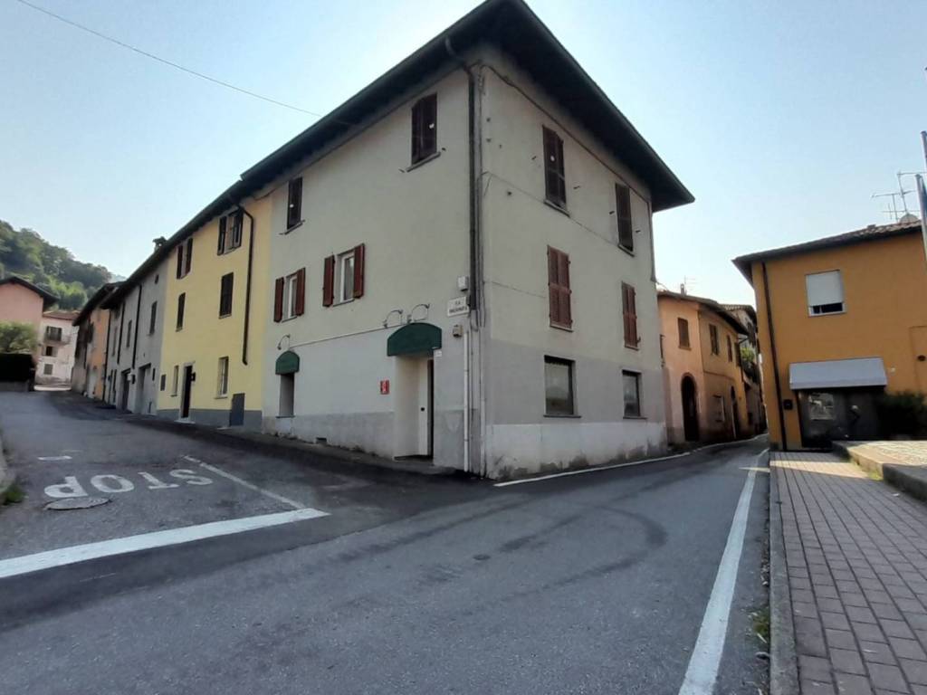 appartamento in vendita a Calolziocorte in zona Foppenico