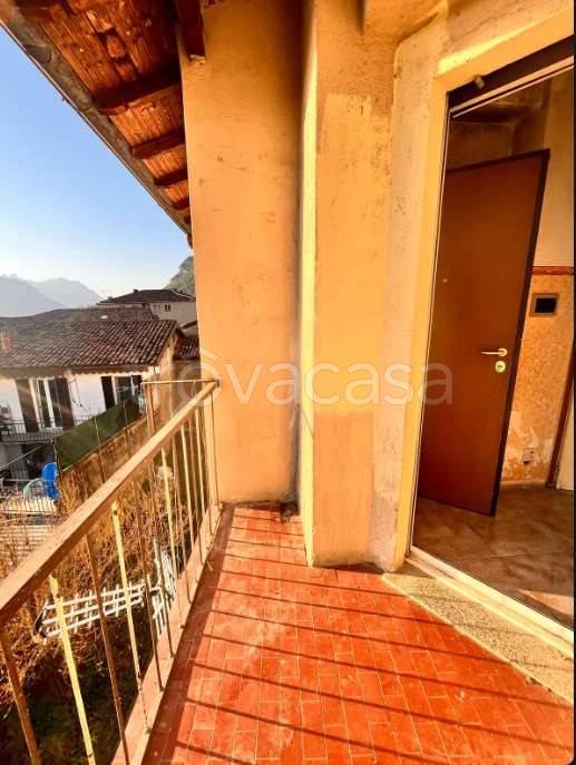 appartamento in vendita a Calolziocorte in zona Rossino