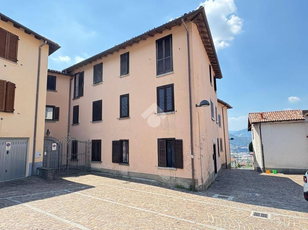 appartamento in vendita a Calolziocorte in zona Lorentino