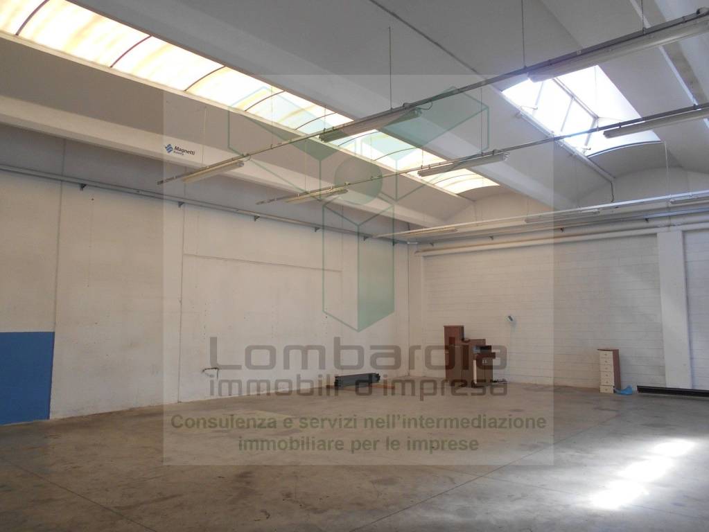 locale commerciale in vendita a Calolziocorte in zona Pascolo