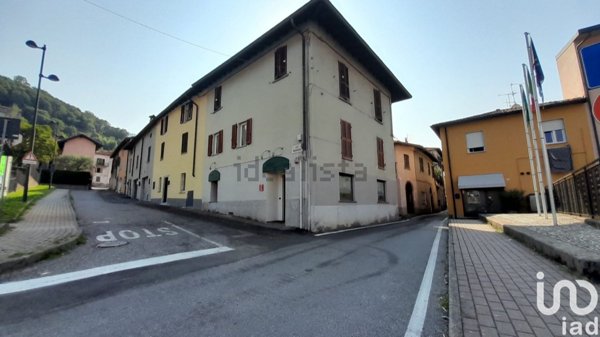 negozio in vendita a Calolziocorte in zona Foppenico