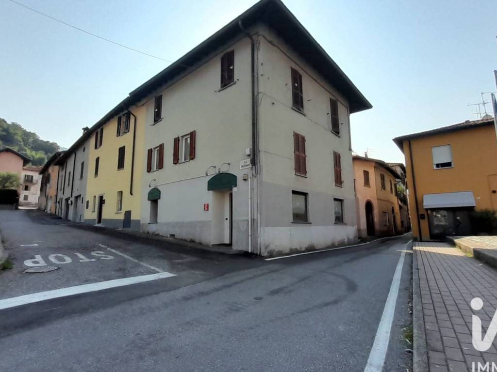 negozio in vendita a Calolziocorte in zona Foppenico